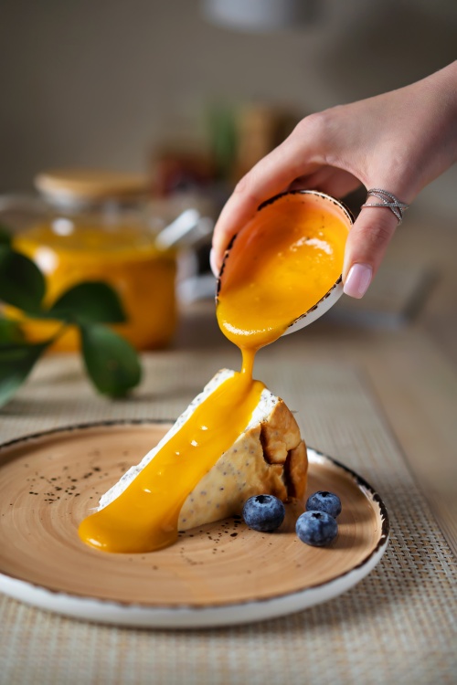 Творожный чизкейк с семенами чиа и манговым соусом